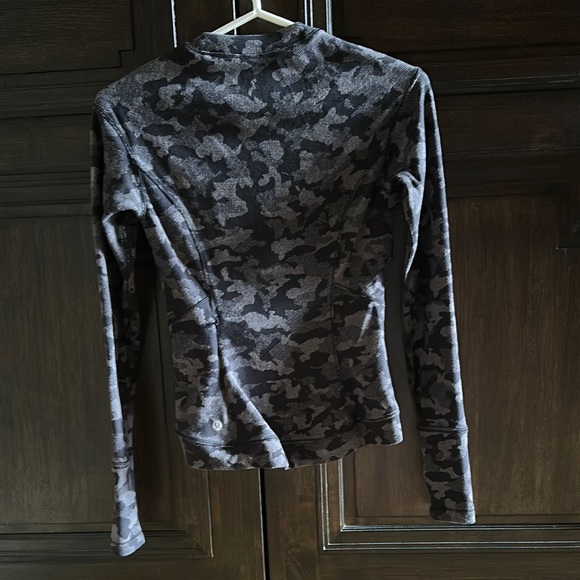 Lululemon Athletica Gray/Black Camo Fitted Hi/Lo Crewneck Sweatshirt - Picture 3 of 8